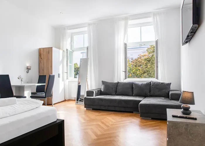 Private Rooms In Spacious 7-Bedroom Near Hauptbahnhof